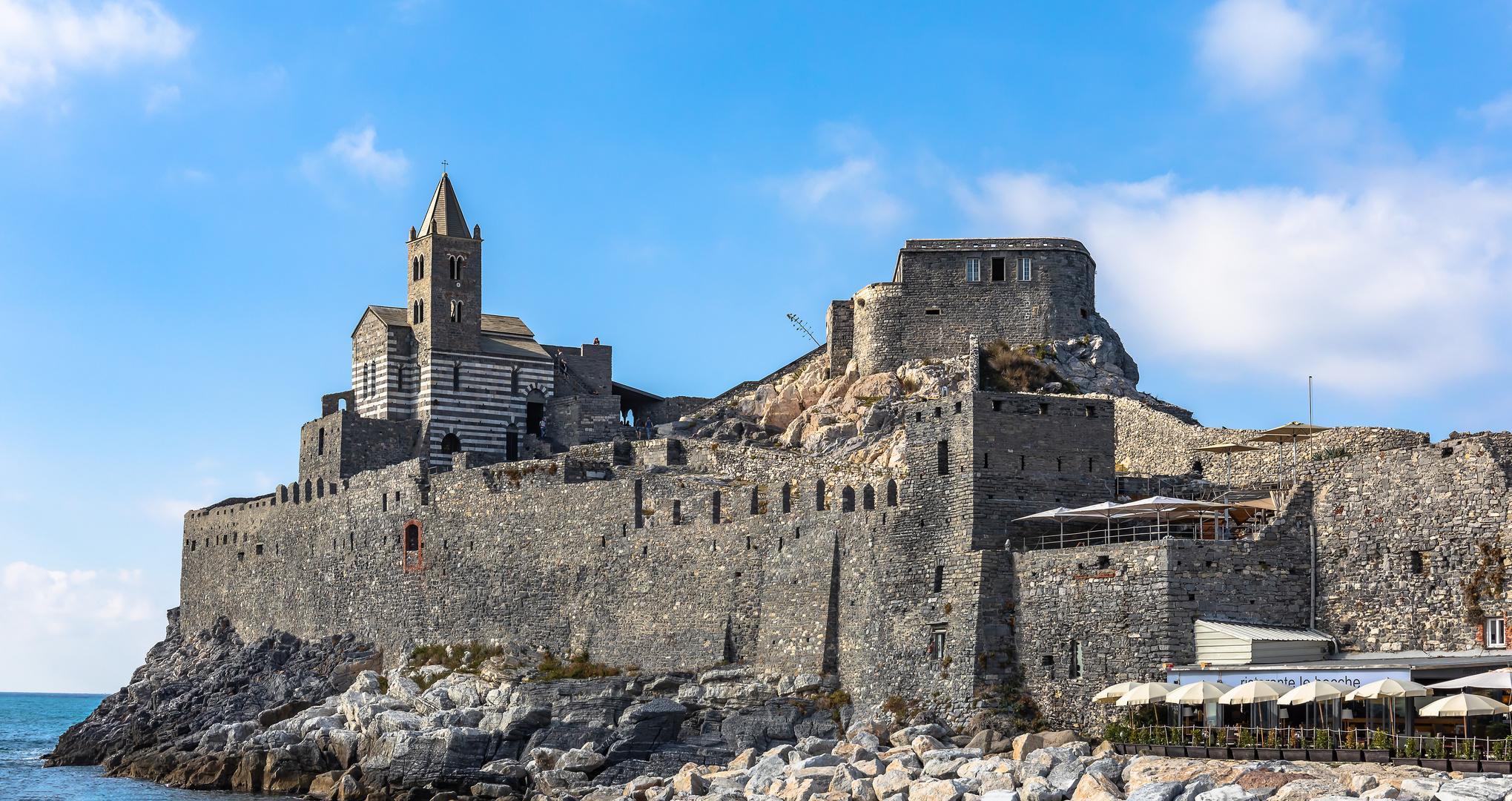 Portovenere mit seiner Festungsanlage und der Kirche St. Peter (San Pietro)