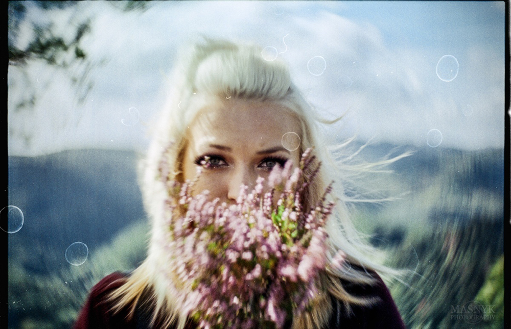 Porträt einer Frau mit Blumen