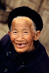 Porträt einer freundlichen alten Dame