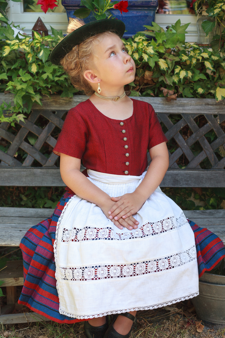 Porträt eines jungen Mädchens in einem bayerischen Dirndl