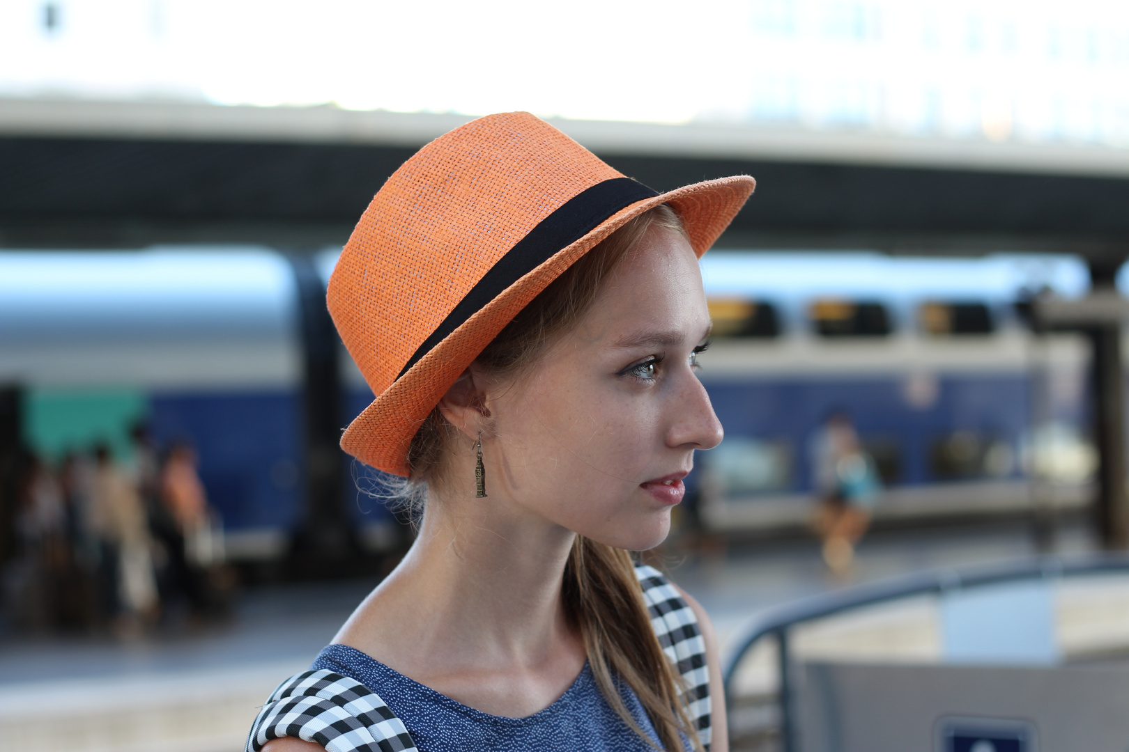 Porträt mit Hut am Bahnhof (2)