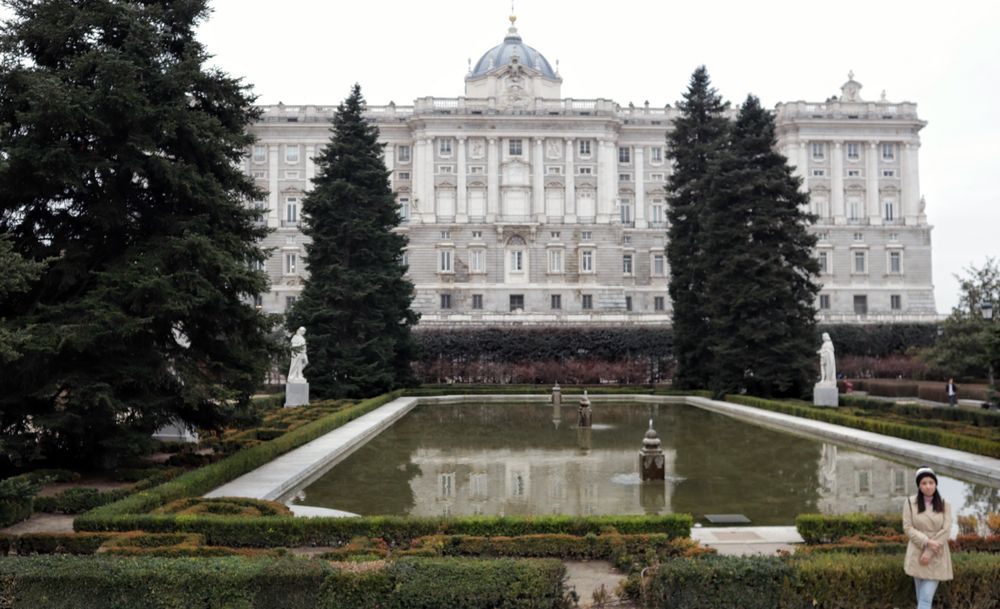 Portrait con Casa real de fondo.