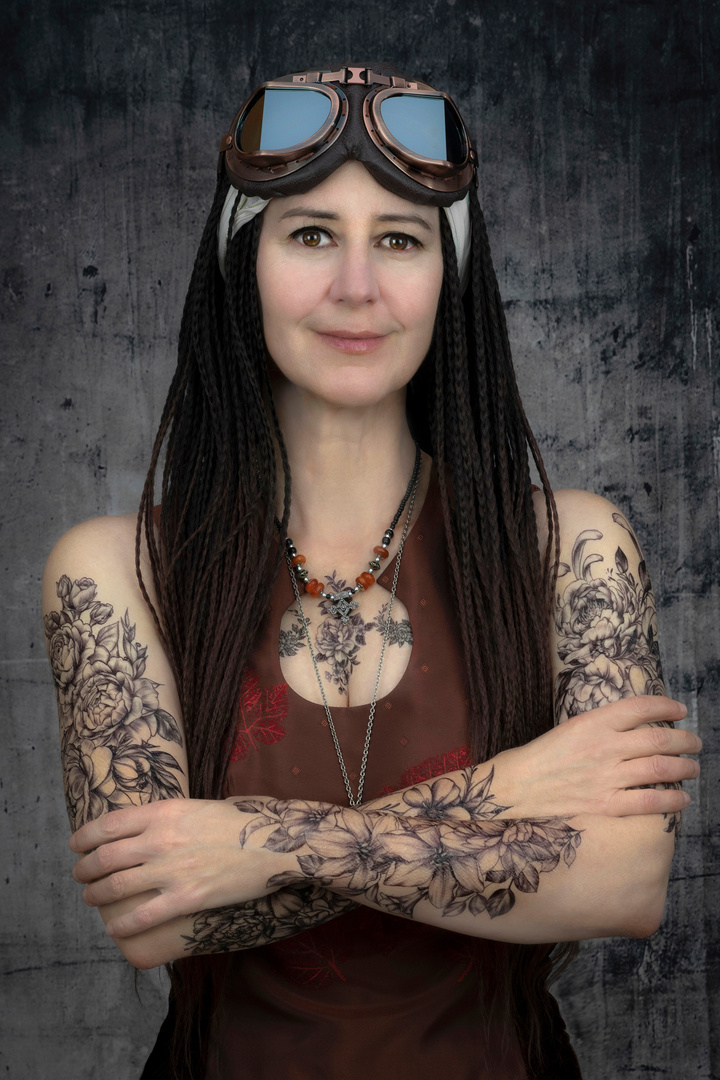 Portrait de femme motard tatouée