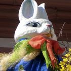 Portrait des Osterhasen mit oranger Schleife