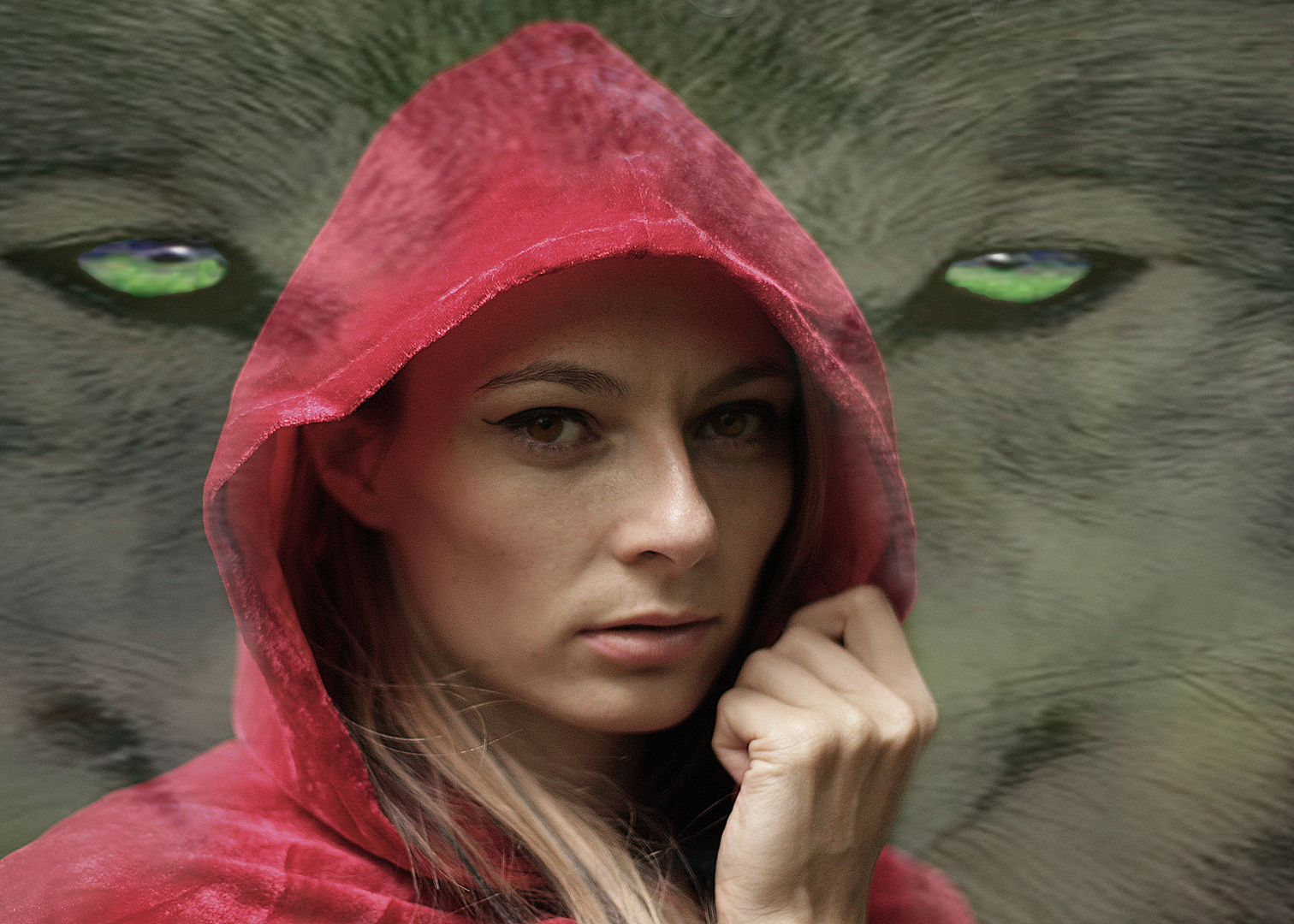 Portrait du petit chaperon rouge avec le loup en fond...