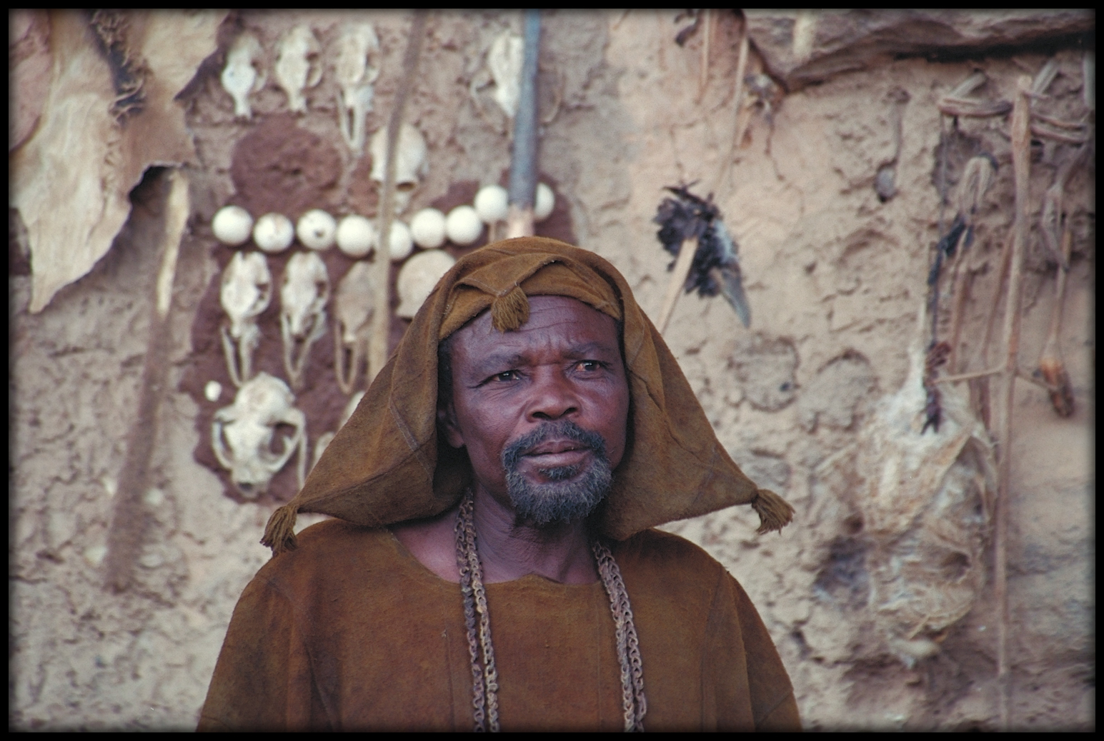 Portrait d'un Hogon de la falaise de Bandiagara