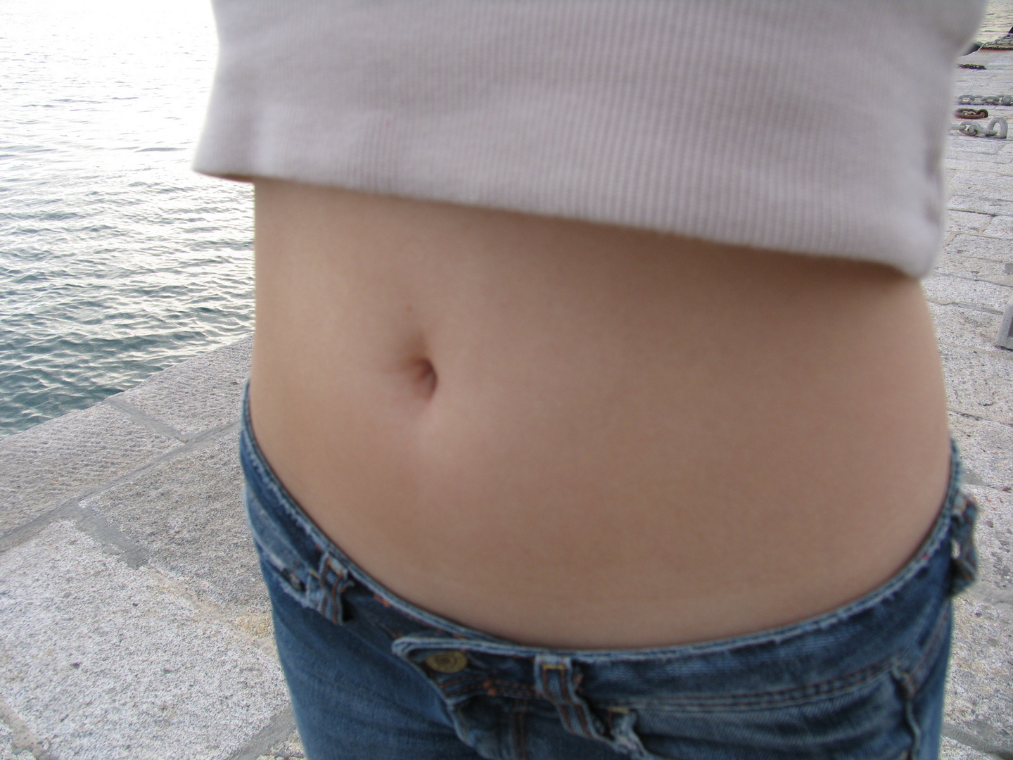 Portrait d'un ventre à l'air. Photo de mode... photo et image