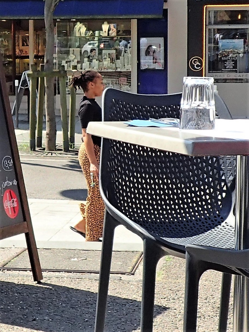 Portrait d'une jeune fille furtive un matin d'été en Normandie