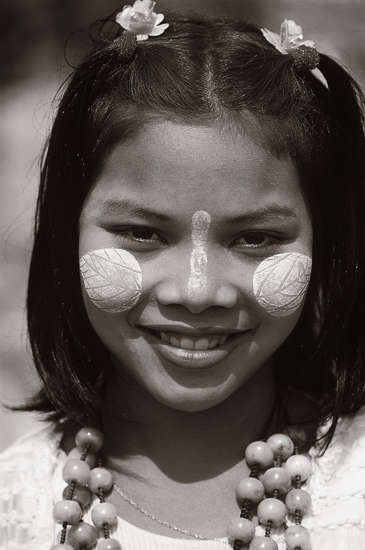 Portrait einer jungen Burmesin mit Thanaka make up