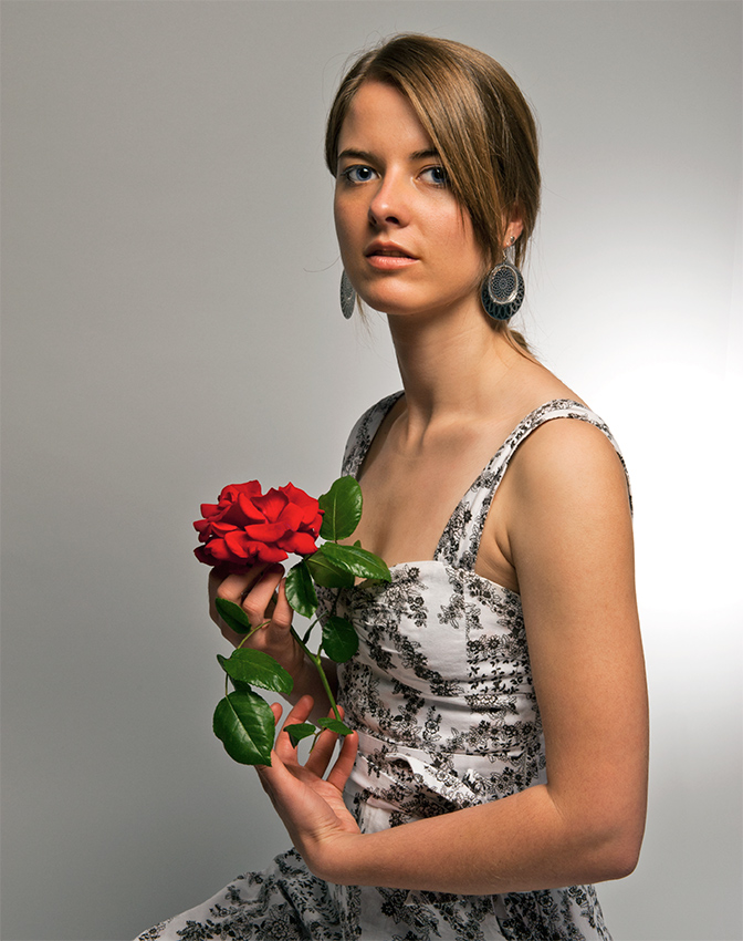 Portrait einer jungen Dame mit Rose