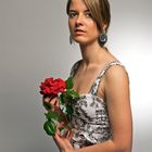 Portrait einer jungen Dame mit Rose