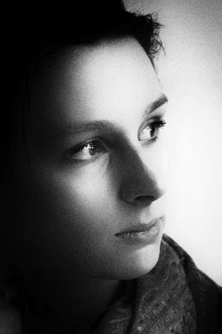 Portrait einer jungen Frau am Fenster Foto &amp; Bild