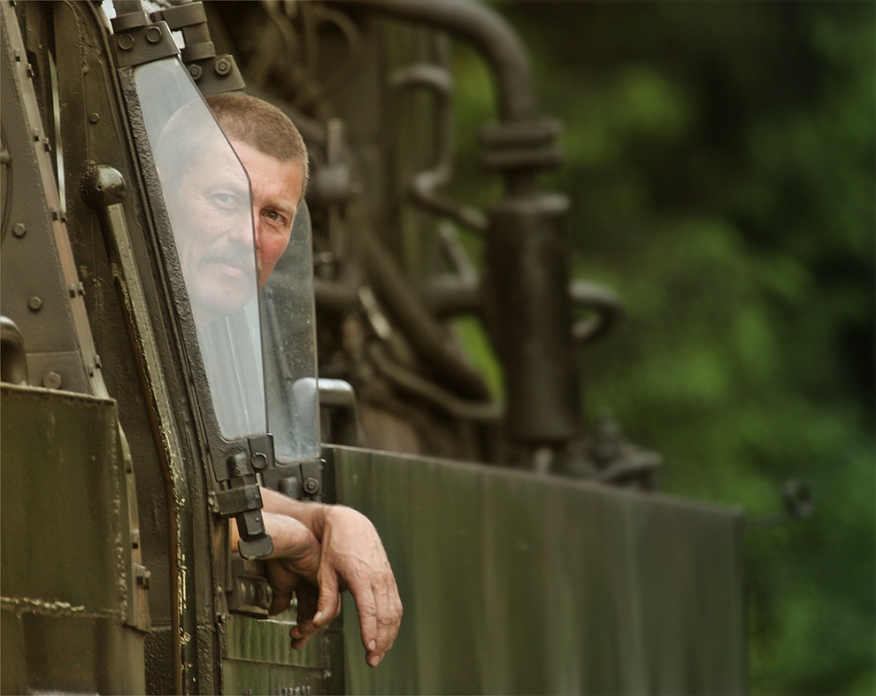 Portrait eines Lokführers oder Abfahrt in einer Minute