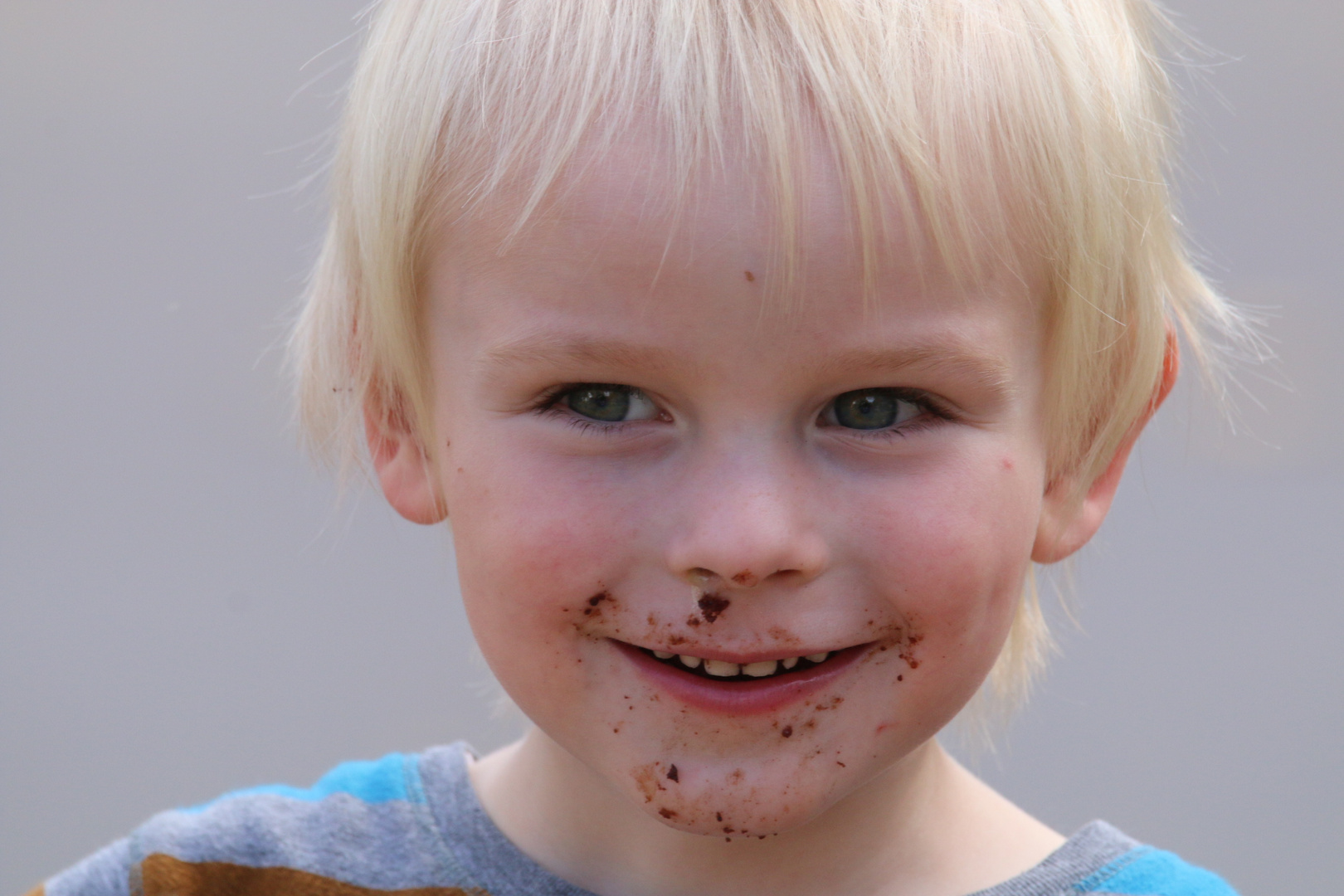 Portrait eines zufriedenen Jungen