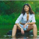 Portrait Frau auf Stamm im Wasser