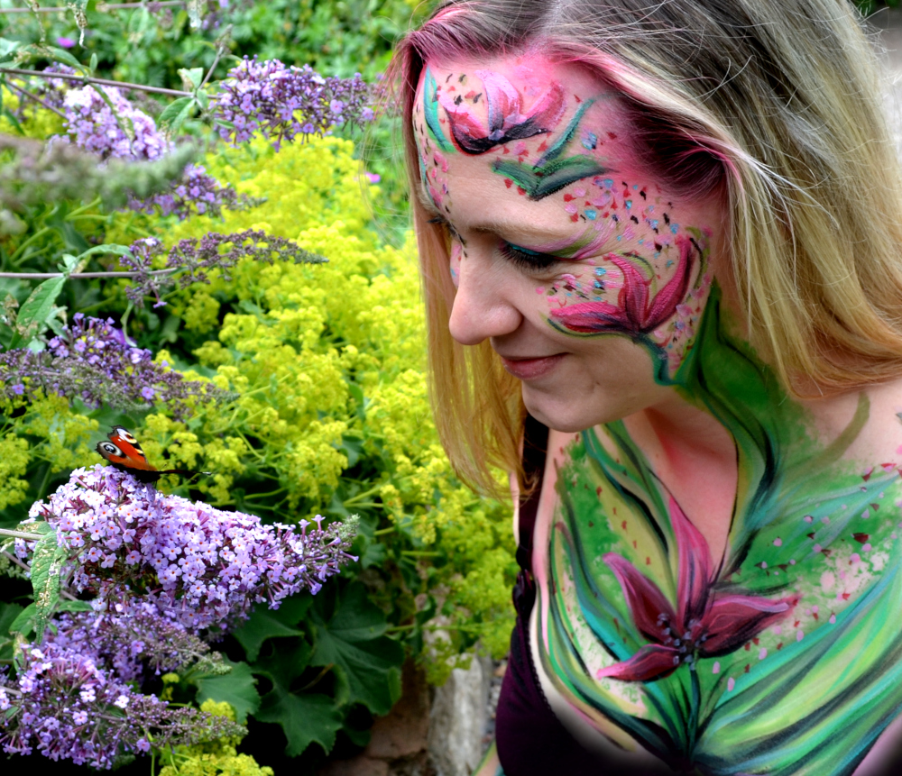 Portrait im Garten mit Schmetterling