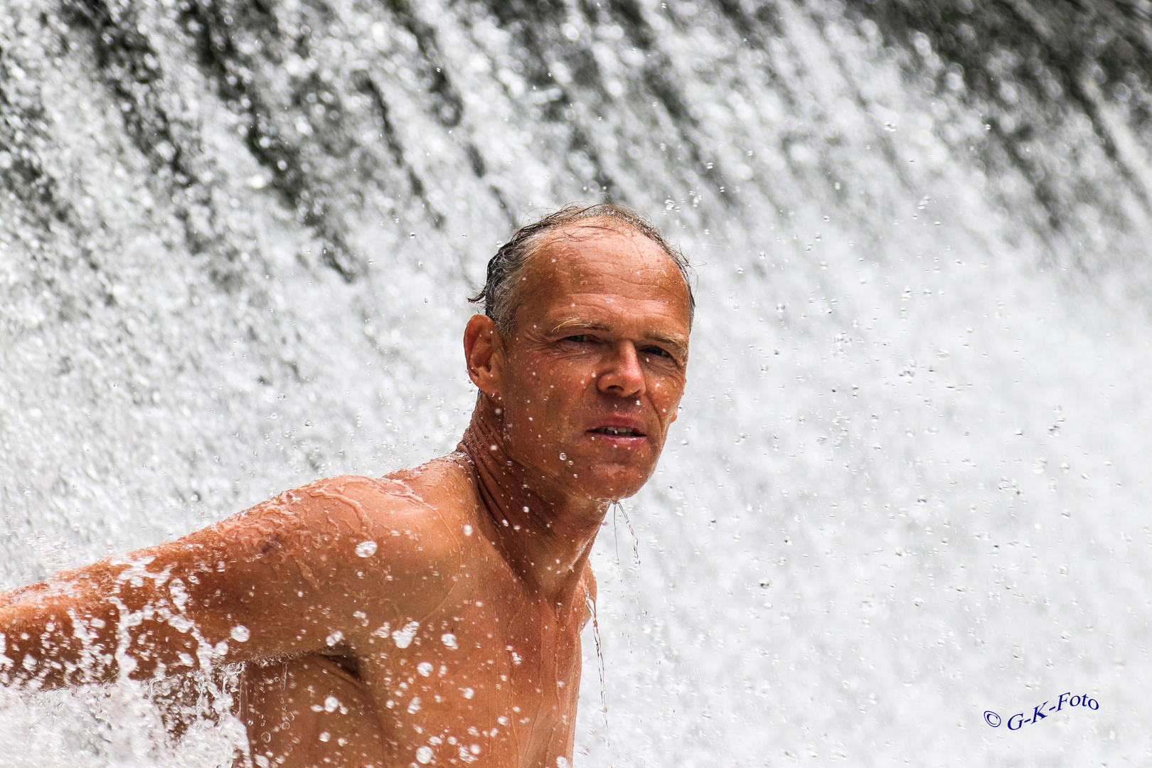 Portrait im Wasserfall