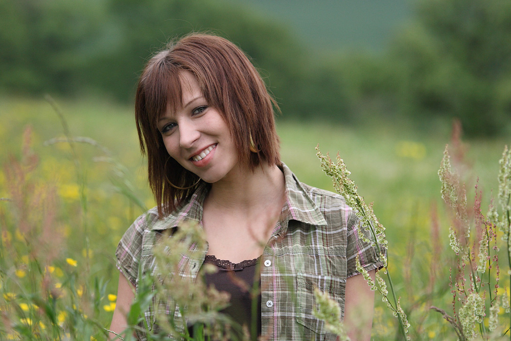 Portrait in der Wiese