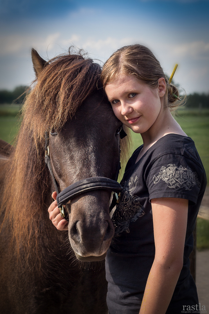 Portrait: Kind mit Islandpferd