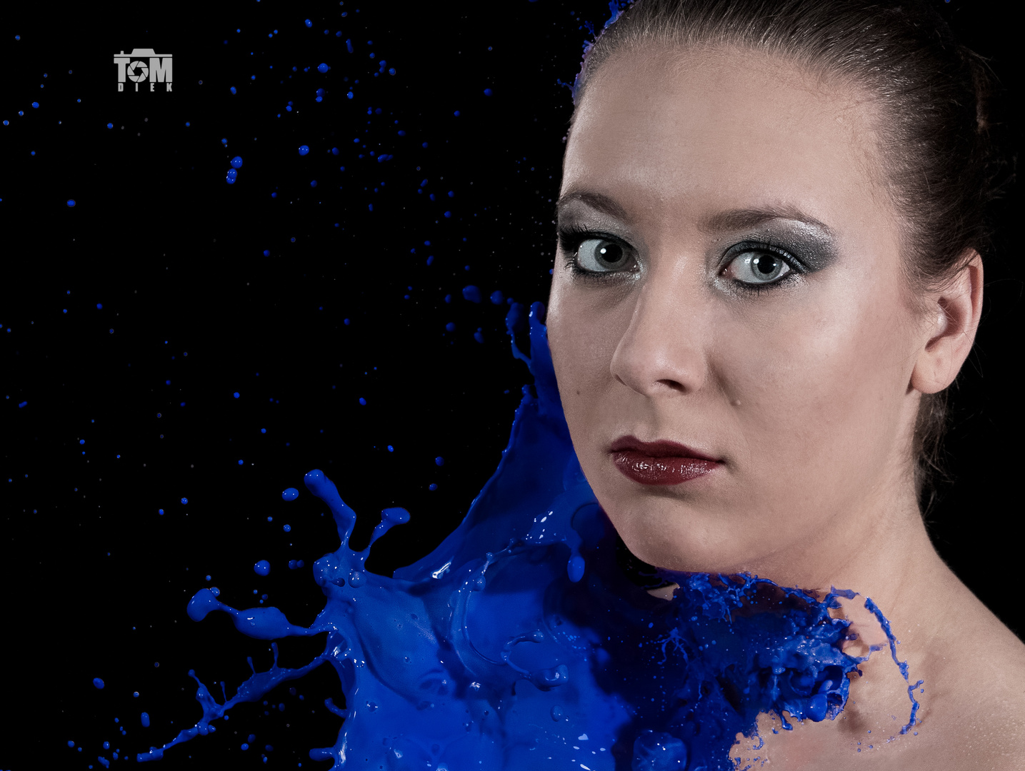 Portrait mit blauer Farbe