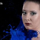 Portrait mit blauer Farbe