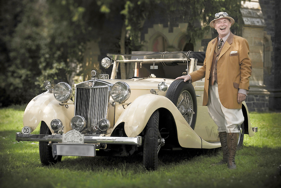 Portrait mit Lieblingsauto, Der stolze old-Timerr Fahrer