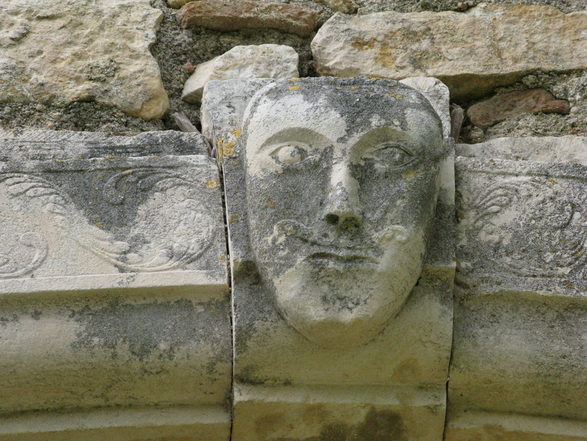 portrait mit schnurbart im torbogen