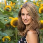 Portrait mit Sonnenblumen