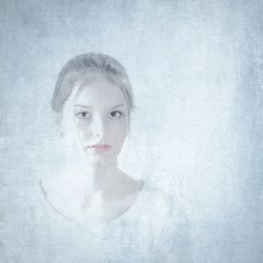Portrait mit zartem Blau