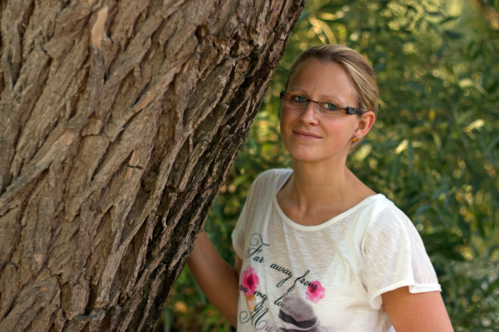 Portrait neben einem Baum