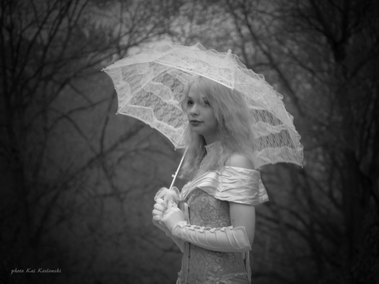 - Portrait "Rose" mit Schirm sw. -