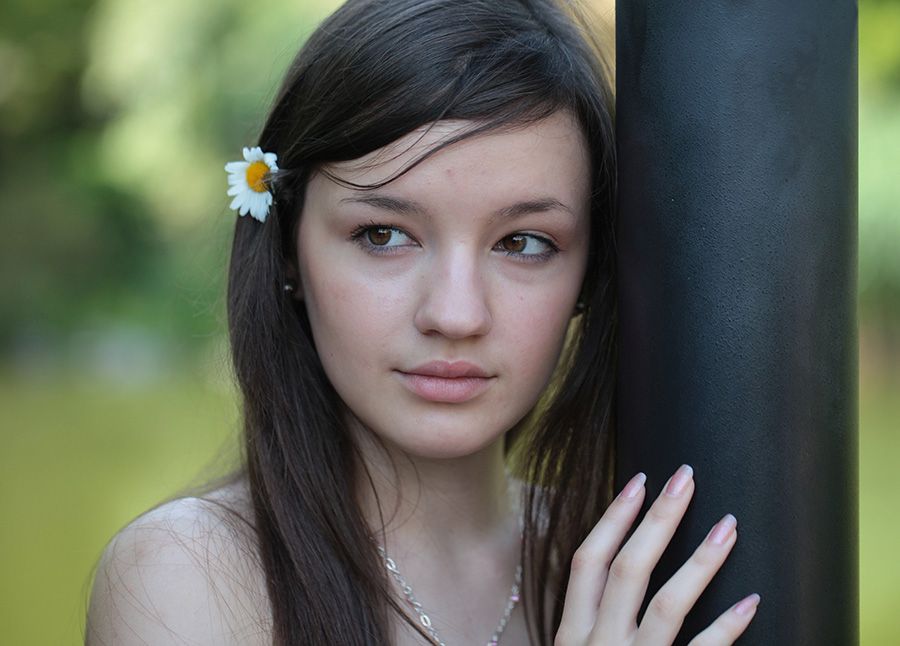 Portrait Vertraeumter Blick einer jungen Frau