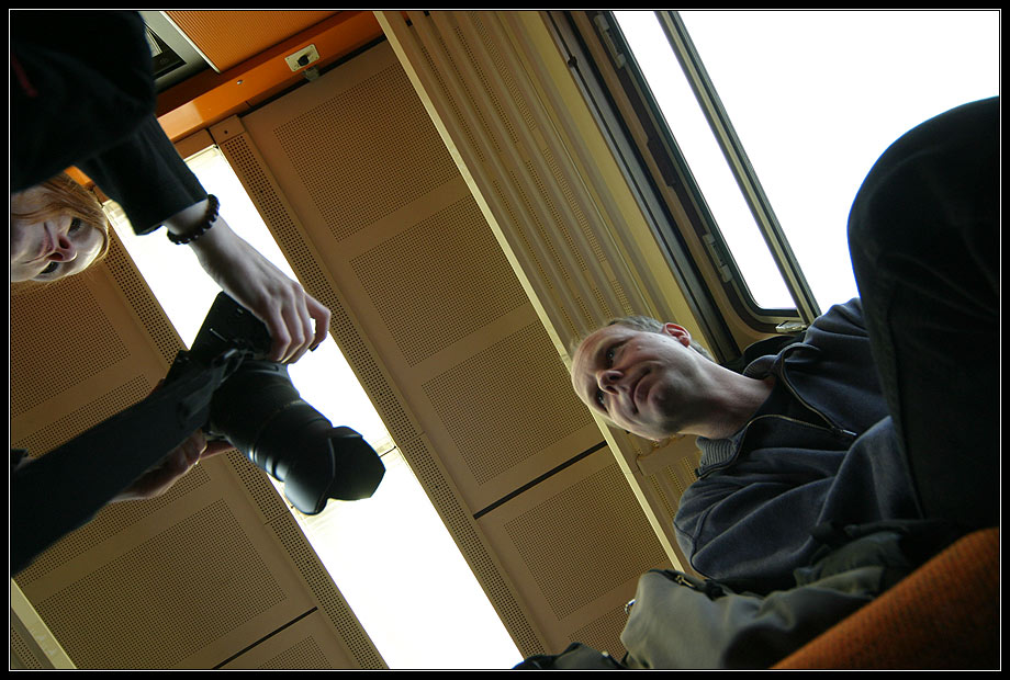 portrait zweier bahnfahrender photographInnen aus der froschperspektive