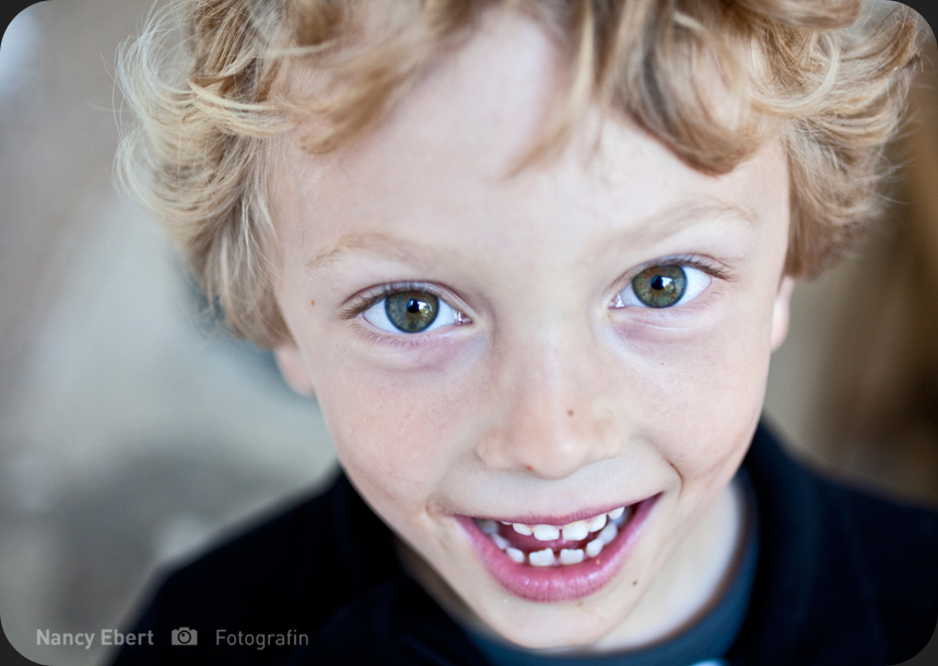 Portraitfoto von kleinem Jungen in Farbe