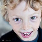 Portraitfoto von kleinem Jungen in Farbe