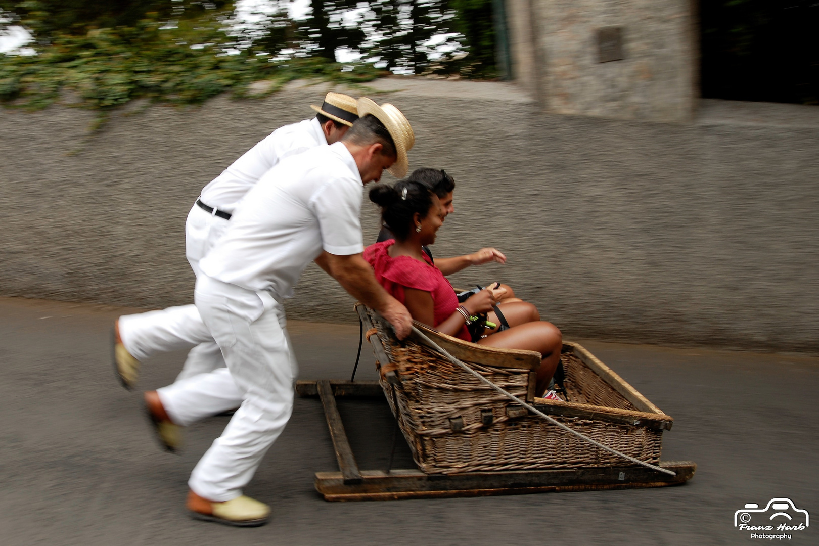 Portugal, Madeira, Funchal, Monte: Attraktion Korbschlittenfahrt