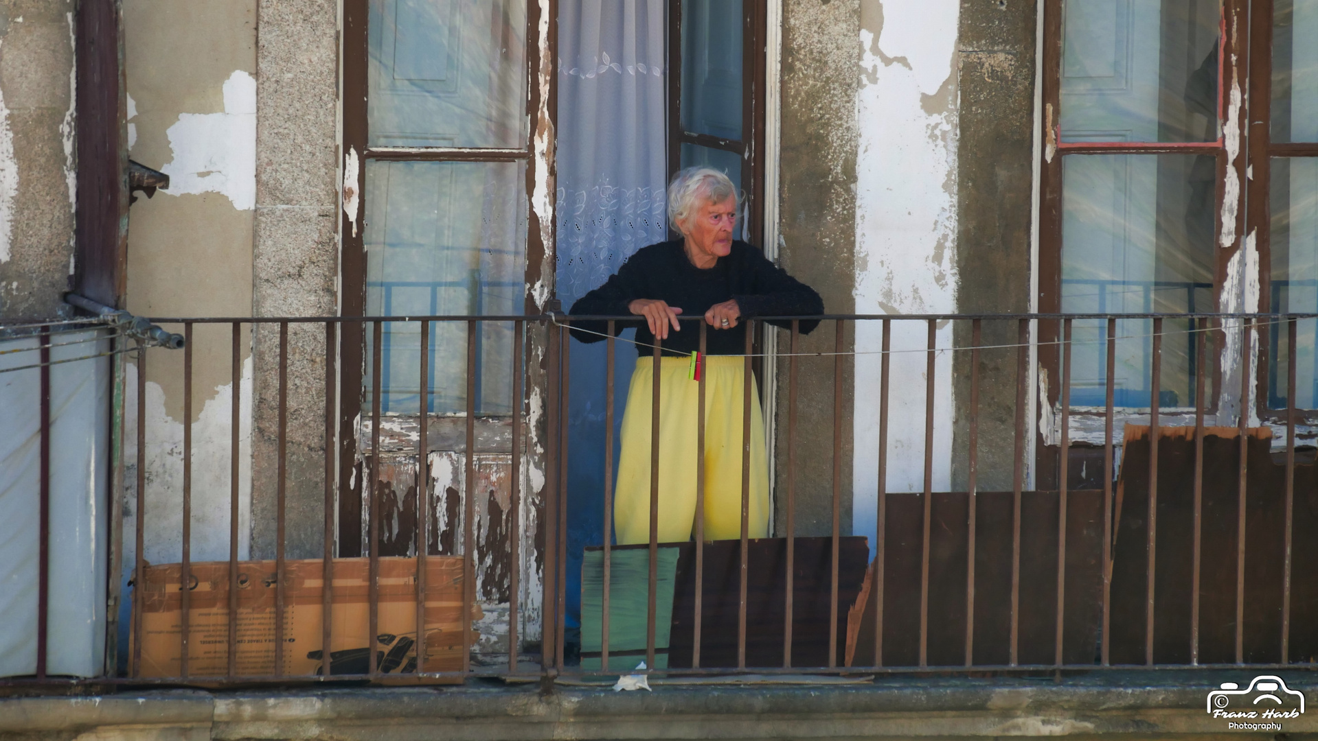 Portugal, Porto: Frau am Balkon