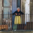 Portugal, Porto: Frau am Balkon