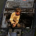 Portugiesischer Junge im Hafen