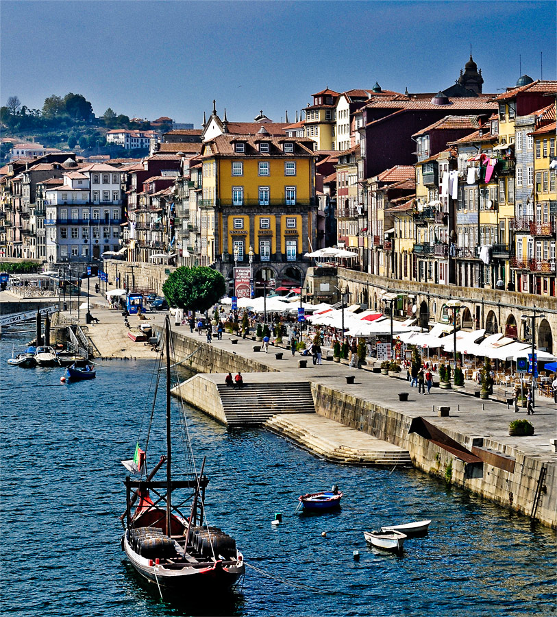 Portweinschiff in Porto kommt entgegen