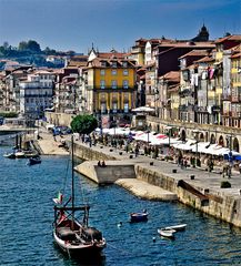 Portweinschiff in Porto kommt entgegen