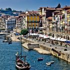 Portweinschiff in Porto kommt entgegen