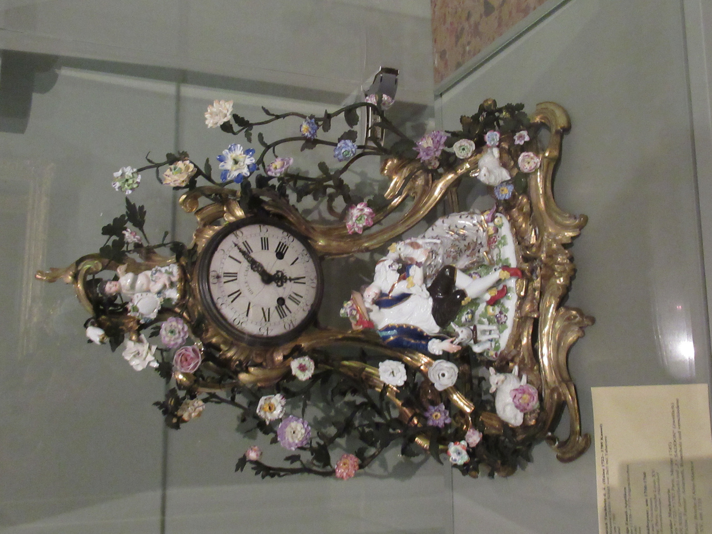 Porzellan-Uhr im Hetjens-Museum