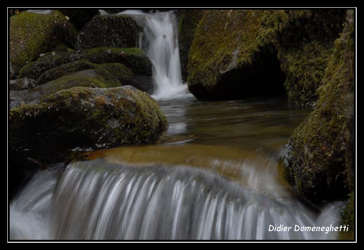 Pose lente sur petite cascade