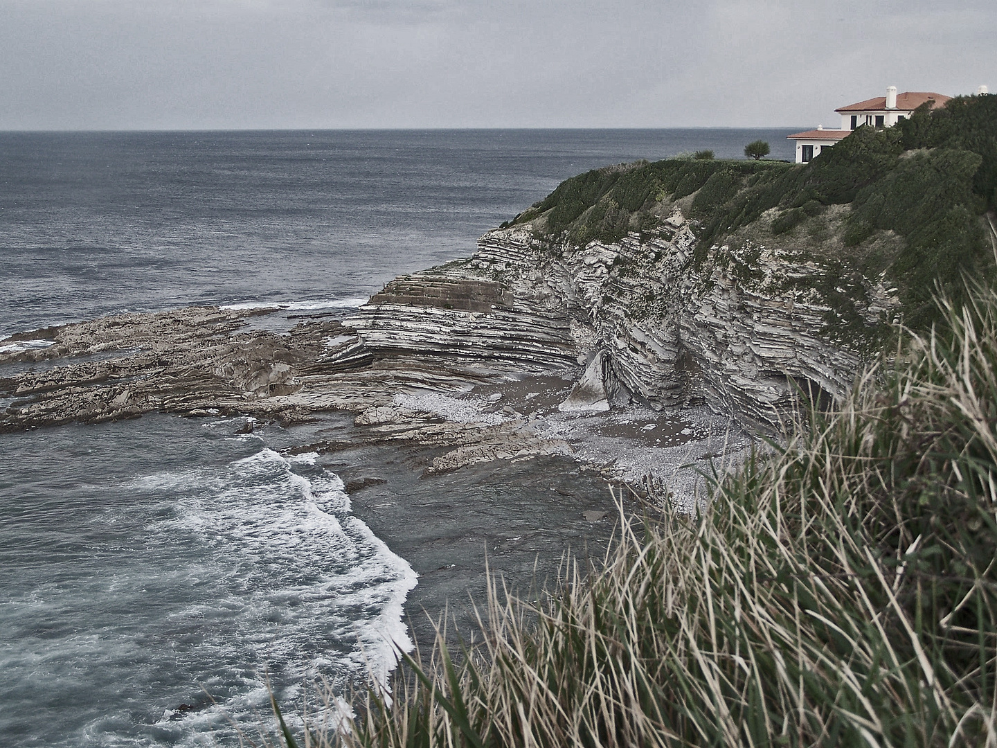 Posée sur la falaise