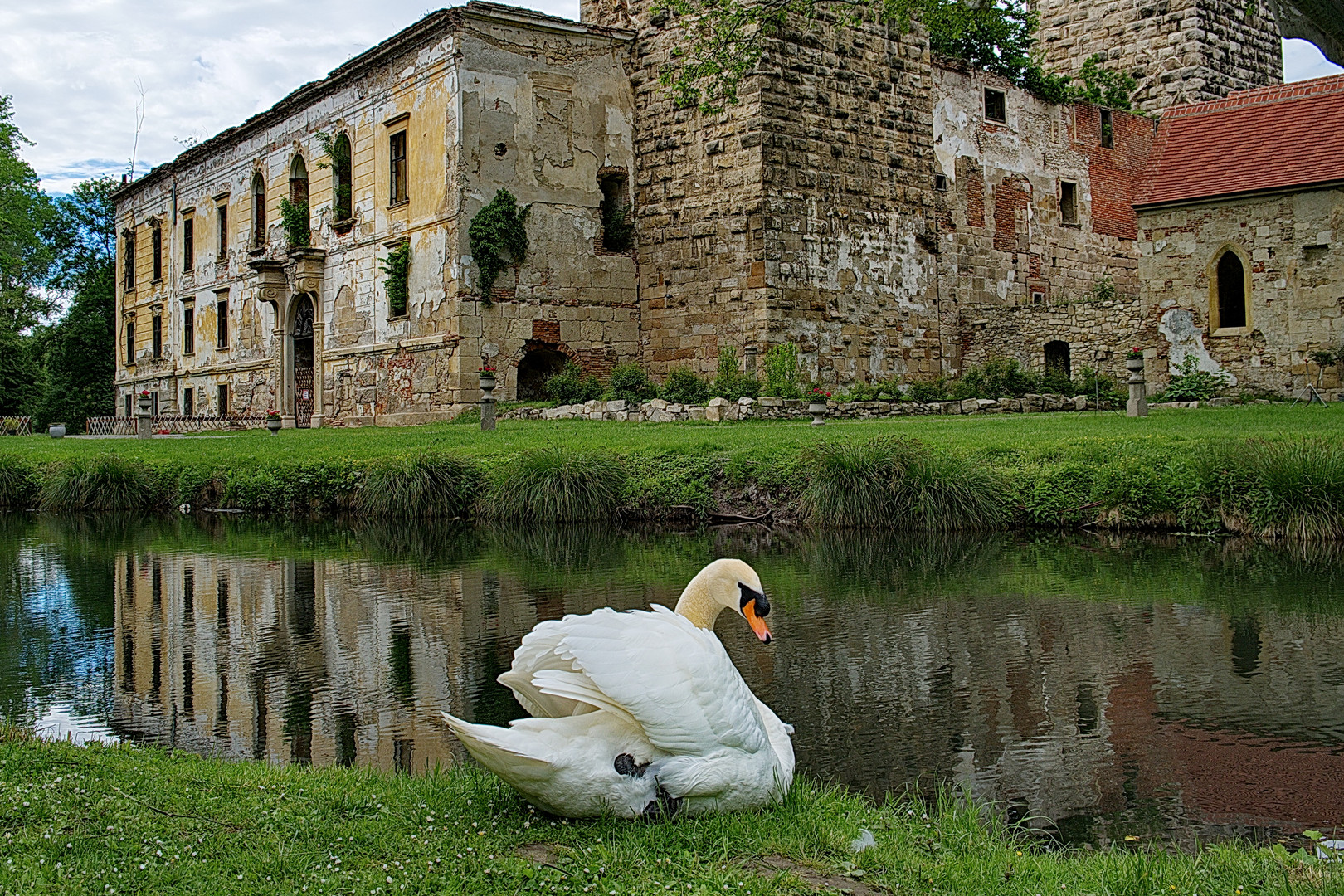 Poser vor dem alten Schloss