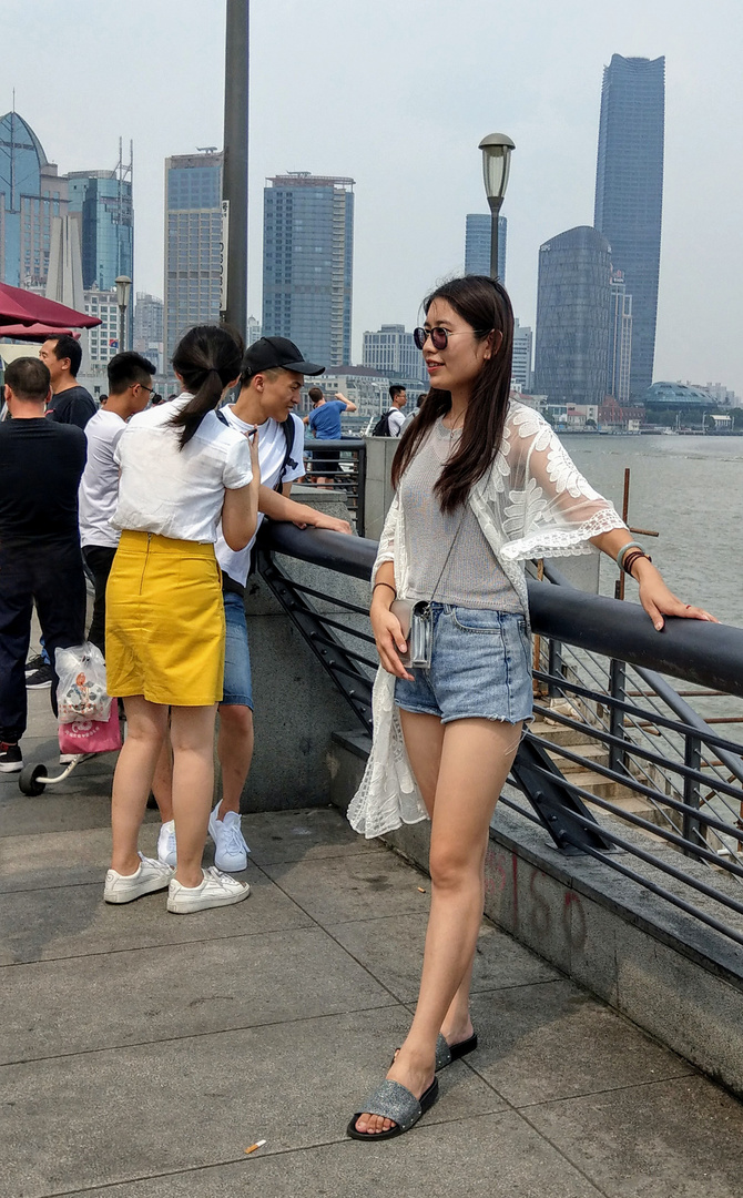 Posing am Bund in Shanghai (1)