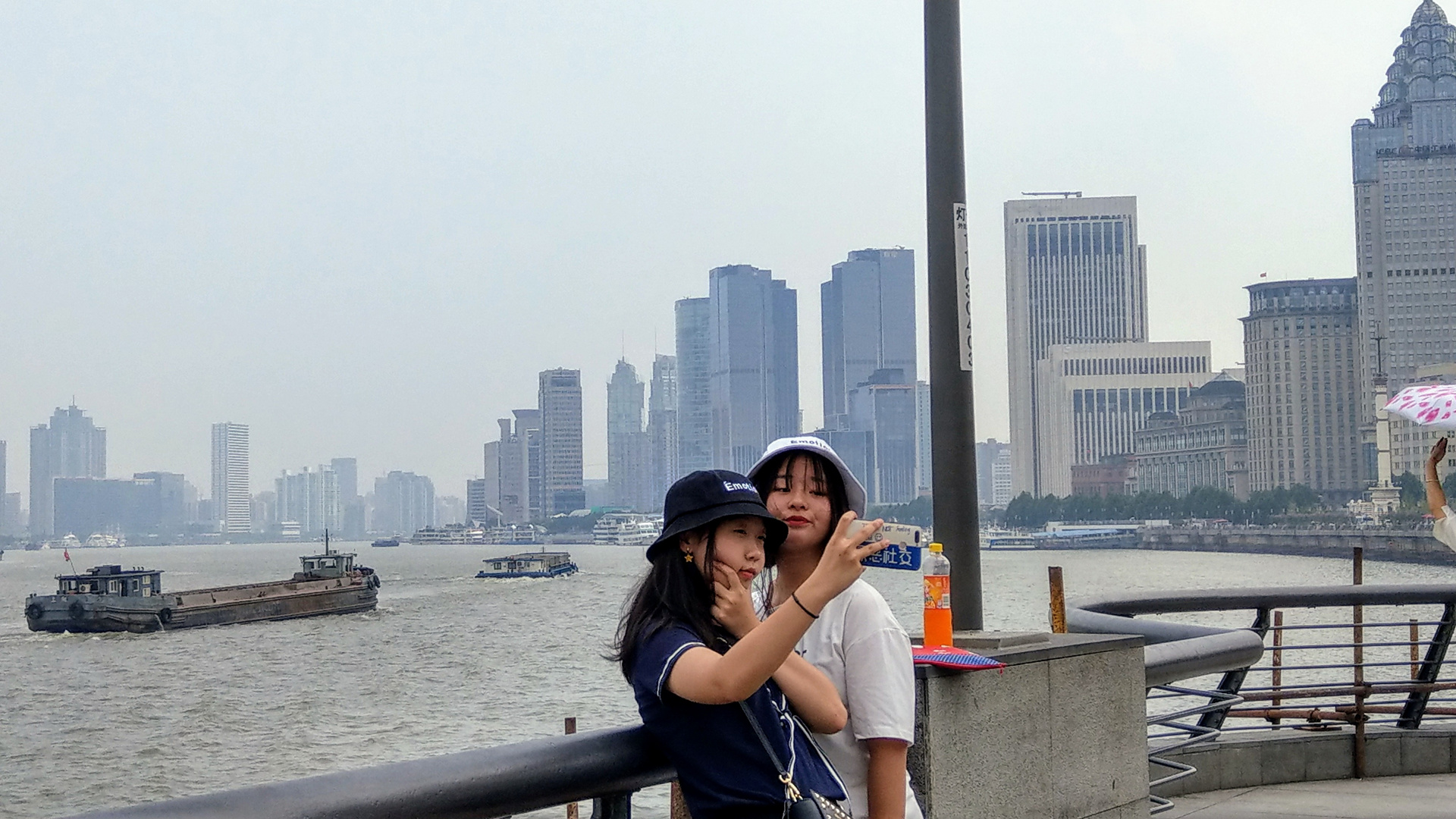 Posing am Bund in Shanghai (3)