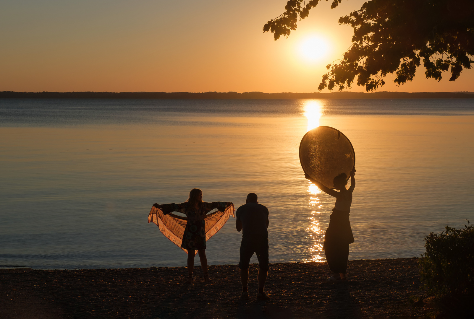 Posing am See bei Sonnenuntergang