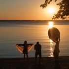 Posing am See bei Sonnenuntergang